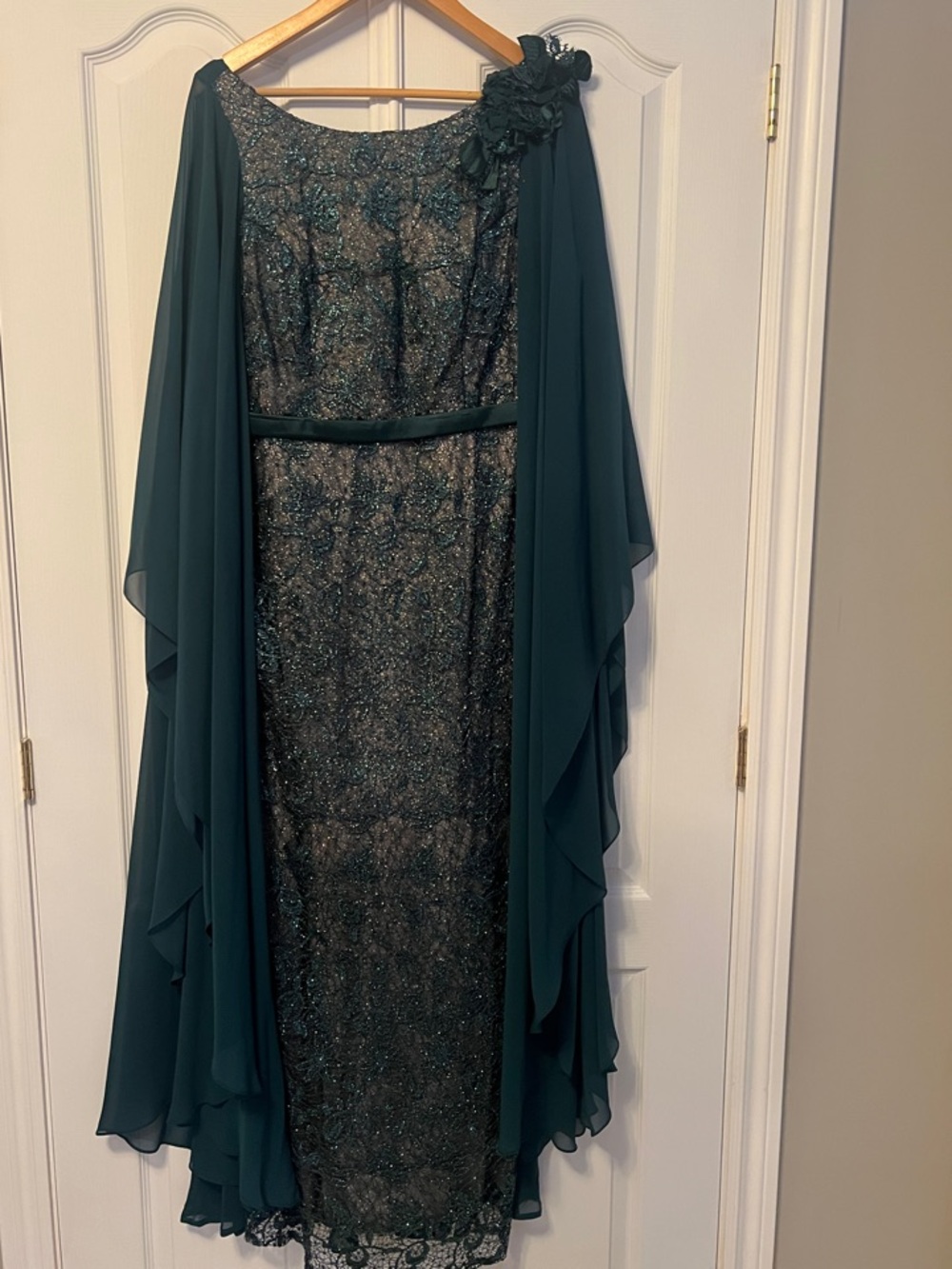 Elegant Teal Lace Evening Dress with Chiffon Cape